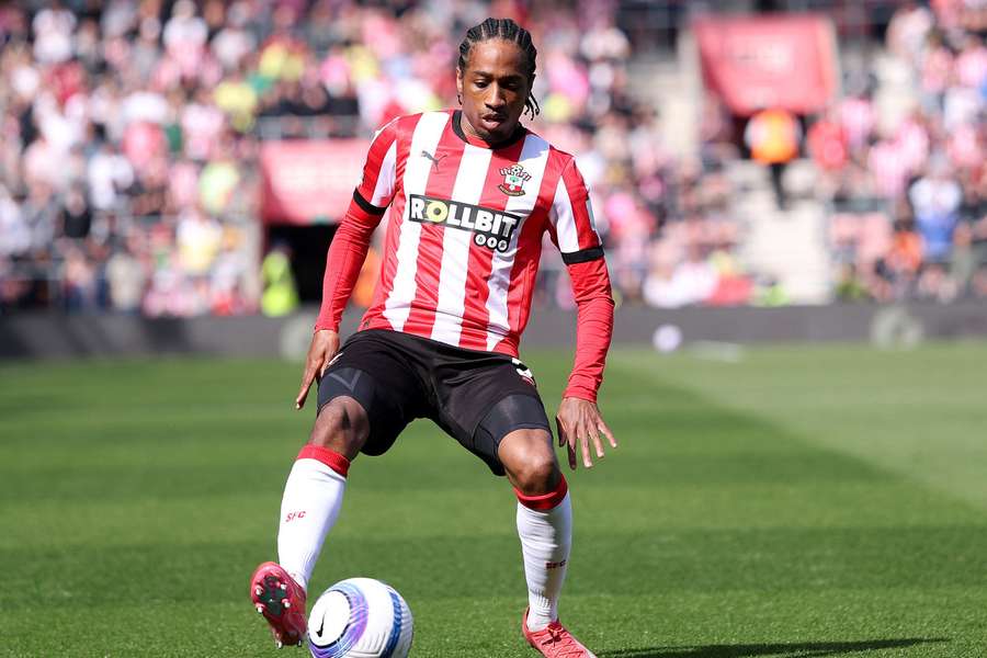Kyle Walker-Peters terminou contrato com o Southampton