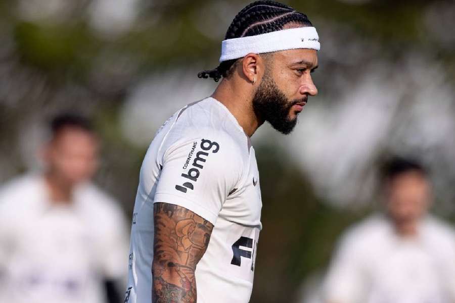 Memphis Depay participou da última atividade antes de duelo na Neo Química Arena