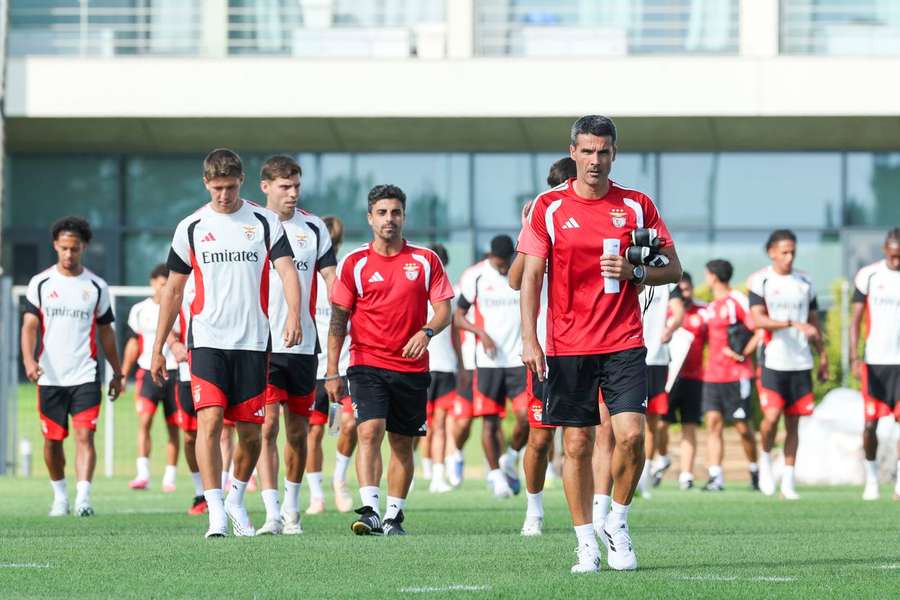 Nélson Veríssimo no treino dos encarnados Nélson Veríssimo no treino dos encarnados