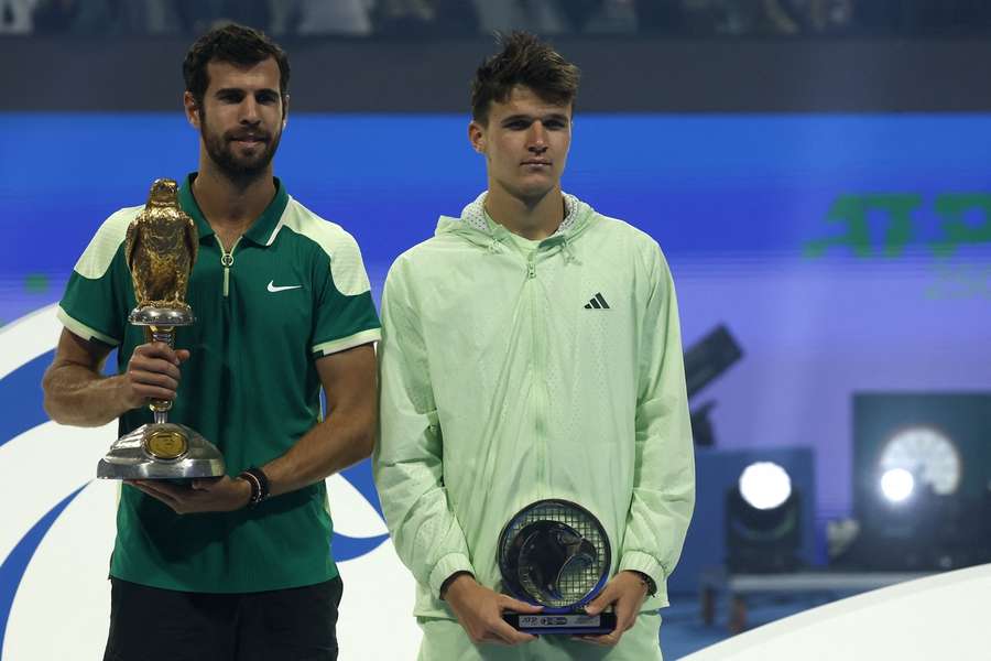 Khachanov, a la izquierda, con el trofeo de campeón de Doha; Mensik, a la derecha