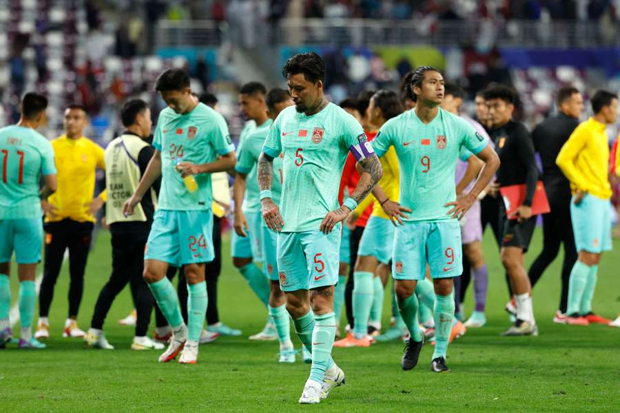 Los jugadores chinos abandonan el campo abatidos