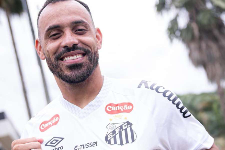 Moisés assinou contrato de três anos com o Peixe