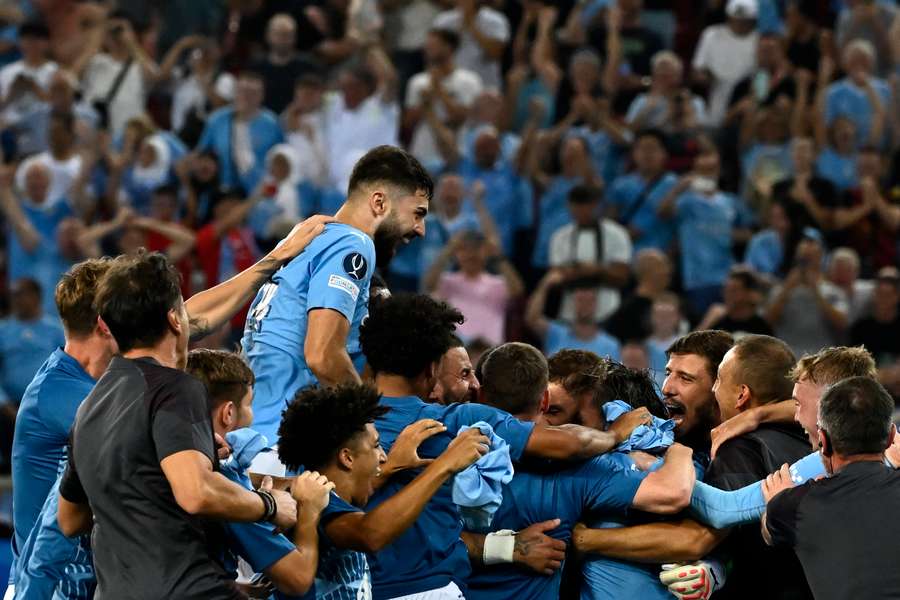 Manchester City heureux après la Supercoupe remporté contre Séville. 