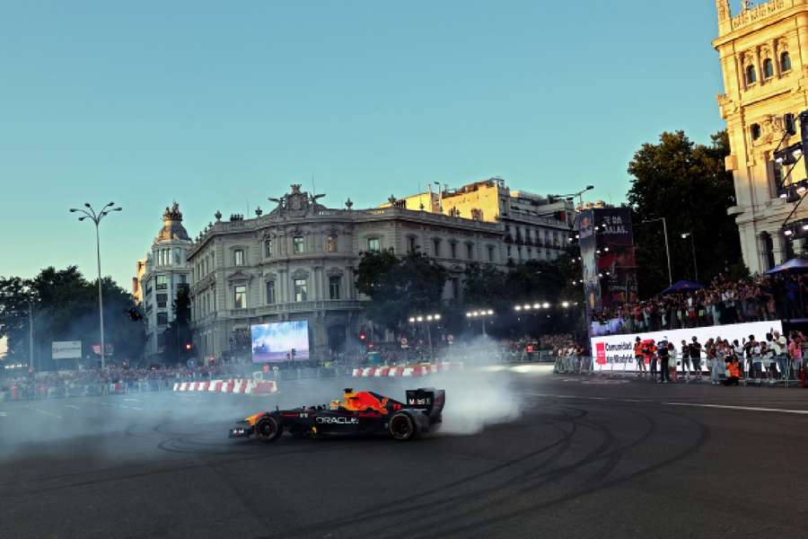 Checo Pérez mostra o seu Red Bull em Madrid