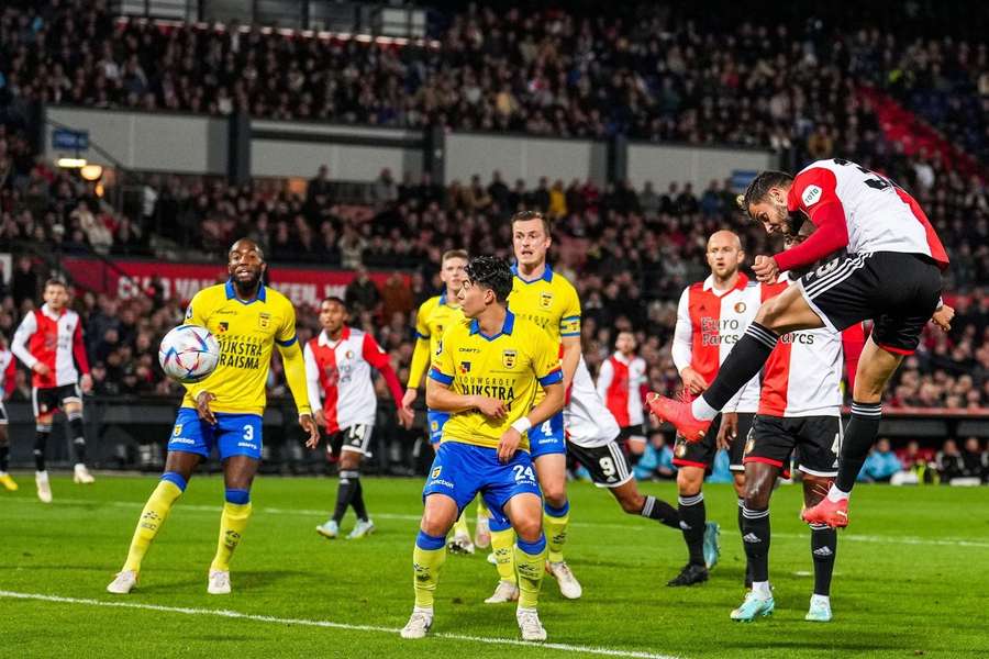 Feyenoords David Hancko met een kopbal richting doel tijdens de eerdere ontmoeting dit seizoen op 10 november 2022