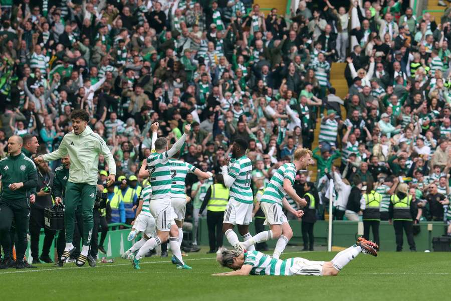 Jogadores, equipa técnica e adeptos do Celtic celebram após o golo de Maeda