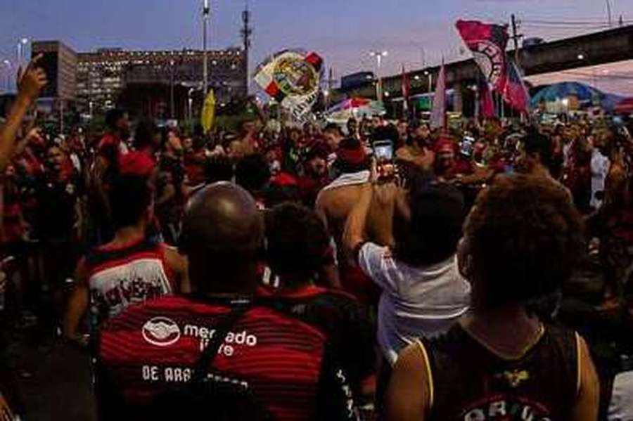 A festa dos adeptos do Flamengo à saída do Rio de Janeiro