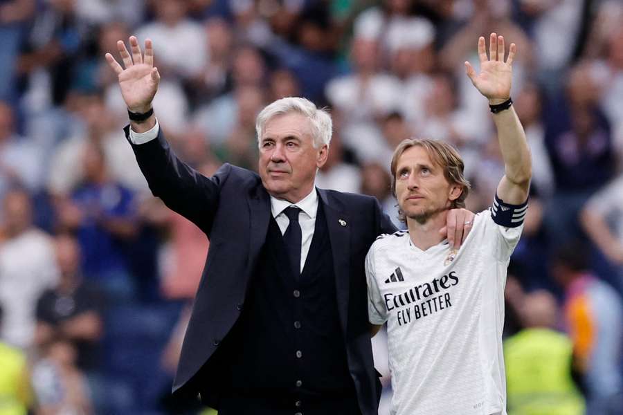 Ancelotti e Modric se despediram do Santiago Bernabéu em Real Madrid x Real Sociedad
