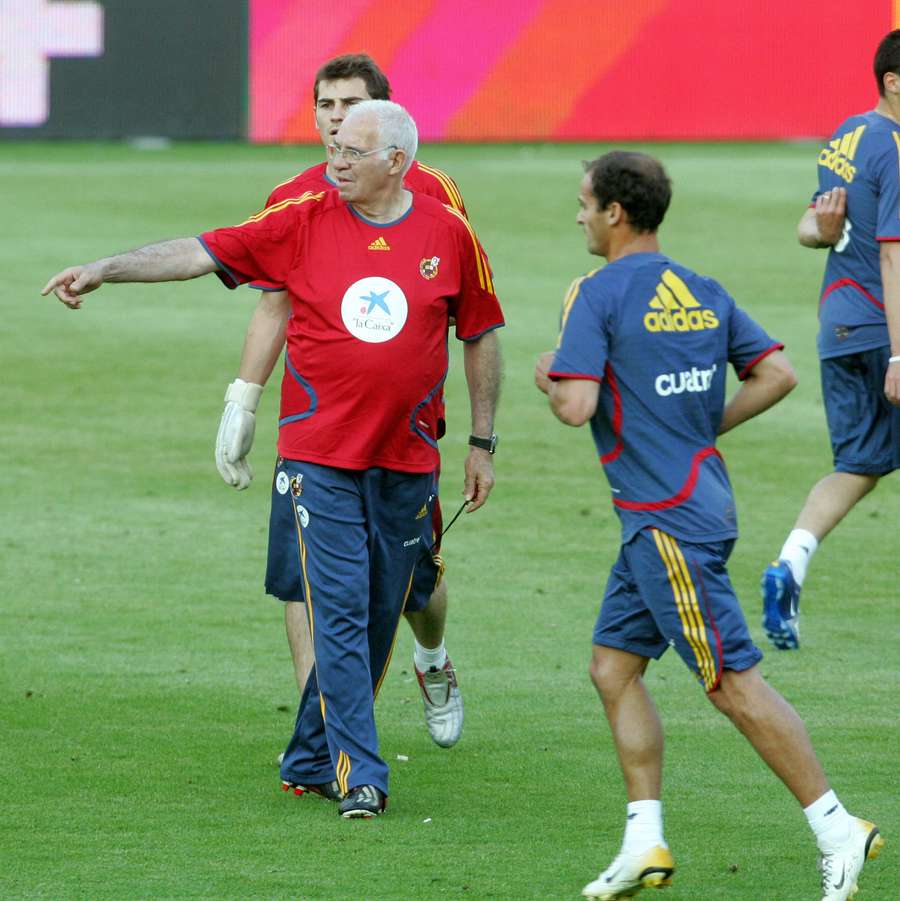 Luis Aragones, left, and Mariano Pernia, back right, in a training session of the Spanish national team.
