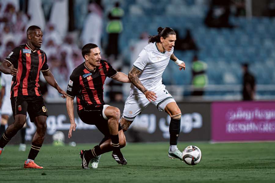 Darwin Núñez tenta escapar a Rodrigo Abascal, ex-Vitória SC Darwin Núñez tenta escapar a Rodrigo Abascal, ex-Vitória SC