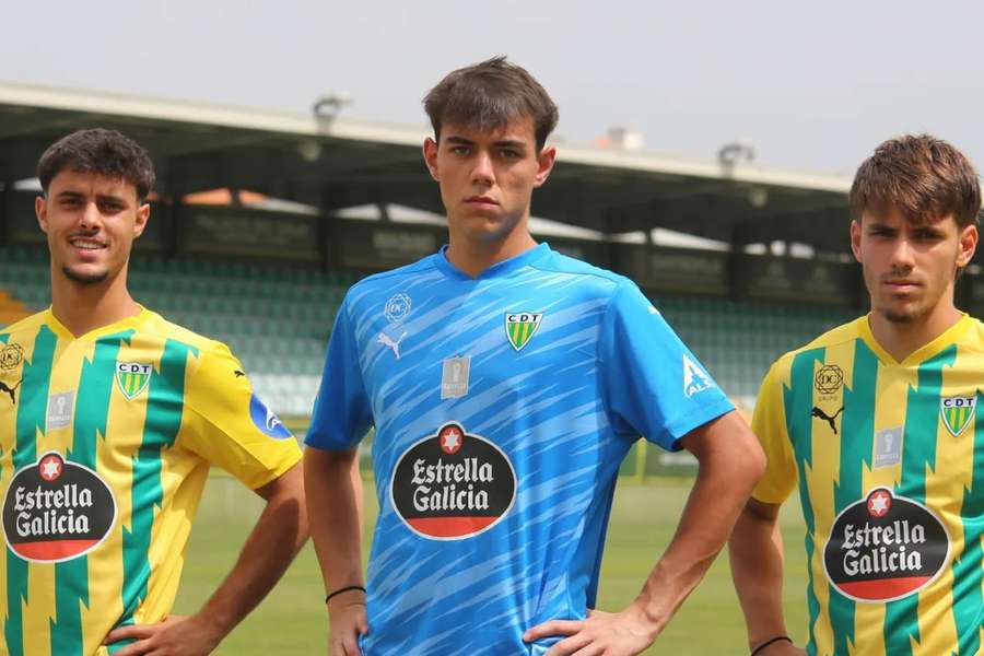 Trio da formação assina contrato profissional e integra plantel do Tondela