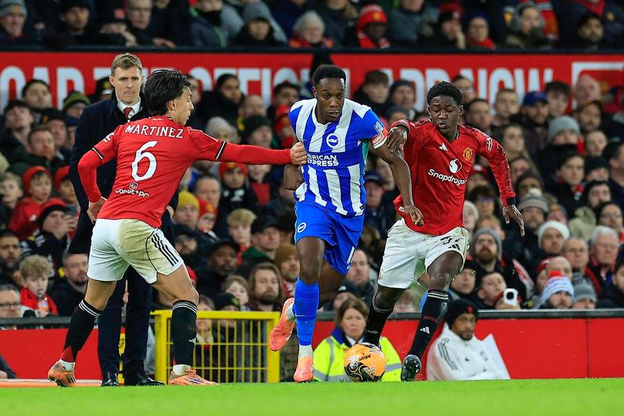 Welbeck diante do Manchester United