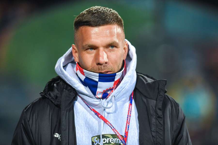 Lukas Podolski nimmt die Entwicklung beim 1. FC Köln mit Unmut wahr.