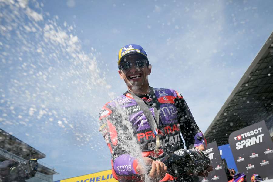 Jorge Martín celebra su victoria al sprint en el GP de Francia