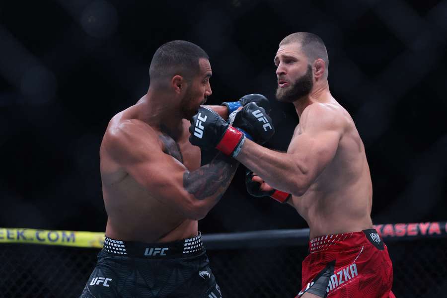 Procházka během zápasu s Carlosem Ulbergem.