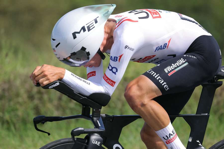 Juan Ayuso in actie tijdens de vierde etappe van het Critérium du Dauphiné