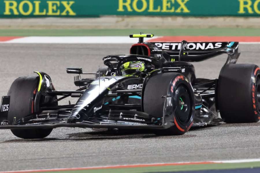 Lewis Hamilton desliga su futuro al rendimiento de Mercedes
