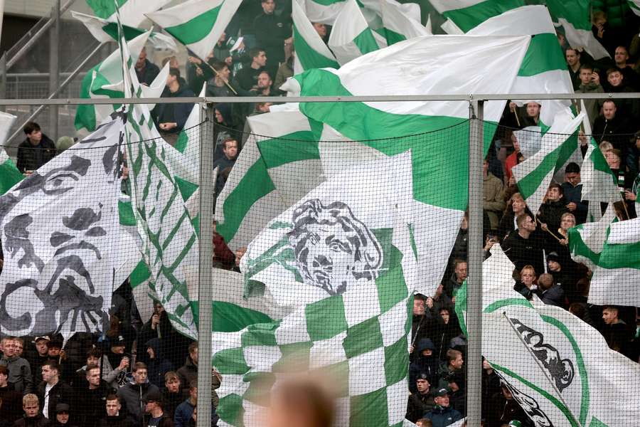 Supporters van de 'Trots van het Noorden' in Utrecht, waar ze wel gewoon in het uitvak stonden