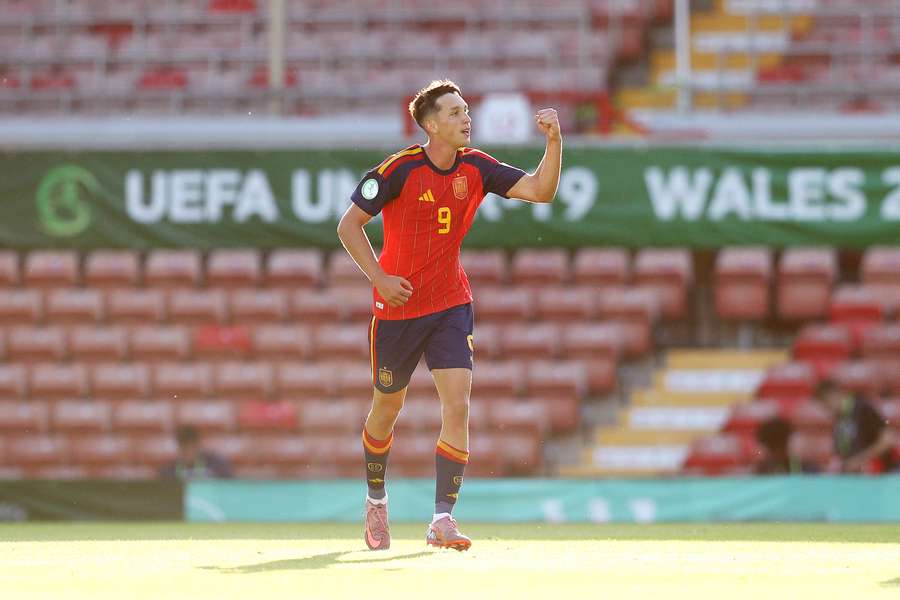 Hugo López celebra o primeiro golo de Espanha na final