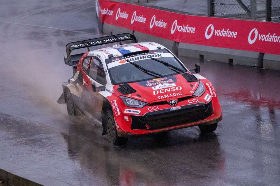 Sébastien Ogier sofreu um furo na segunda passagem por Vieira do Minho Sébastien Ogier sofreu um furo na segunda passagem por Vieira do Minho
