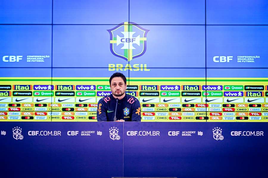 Técnico da Seleção Feminina em coletiva na Arena Corinthians