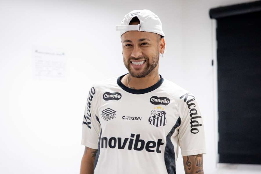 Neymar espera estar recuperado antes dos particulares do Brasil