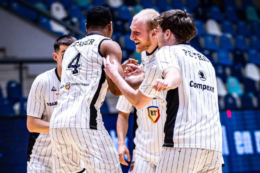 U-BT Cluj-Napoca s-a calificat în finala Ligii Naționale de baschet masculin, după ce a învins-o pe SCM ”U” Craiova cu scorul de 103-83 U-BT Cluj-Napoca s-a calificat în finala Ligii Naționale de baschet masculin, după ce a învins-o pe SCM ”U” Craiova cu scorul de 103-83