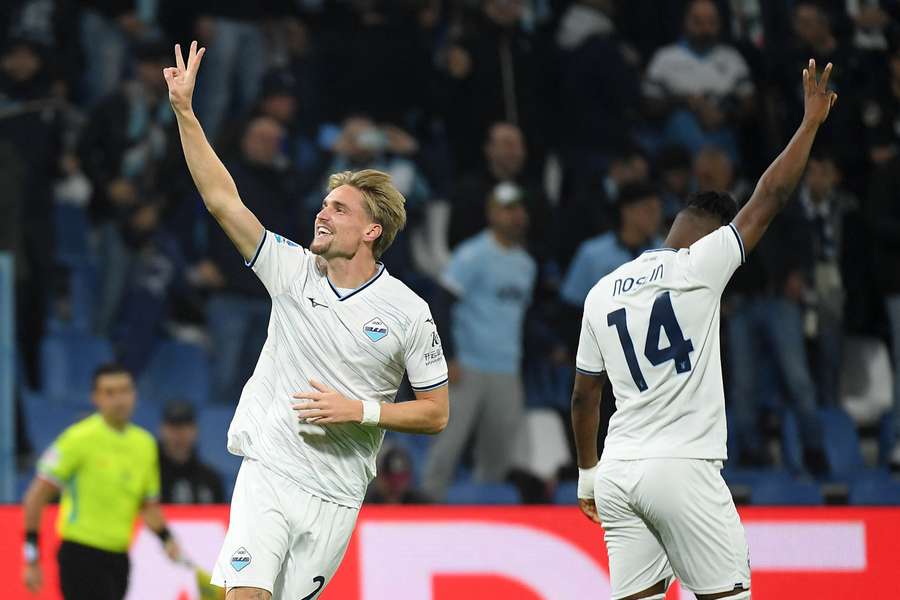 Kenneth Taylor și Tijjani Noslin se bucură după un gol