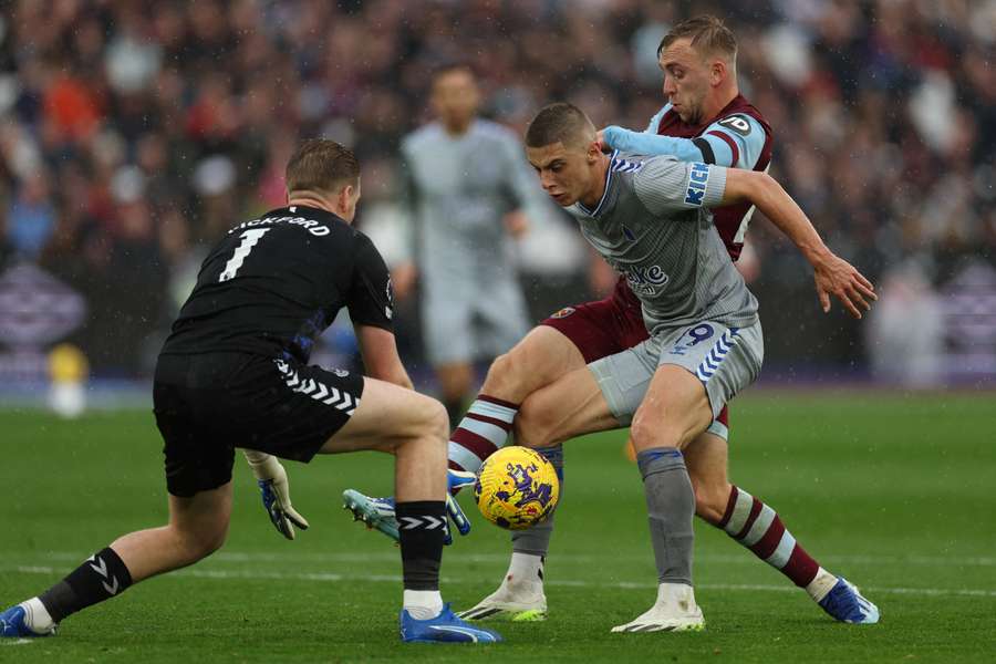 Everton's Ukrainian defender #19 Vitaliy Mykolenko (2R) shields the ball from West Ham United's English striker #20 Jarrod Bowen (R)