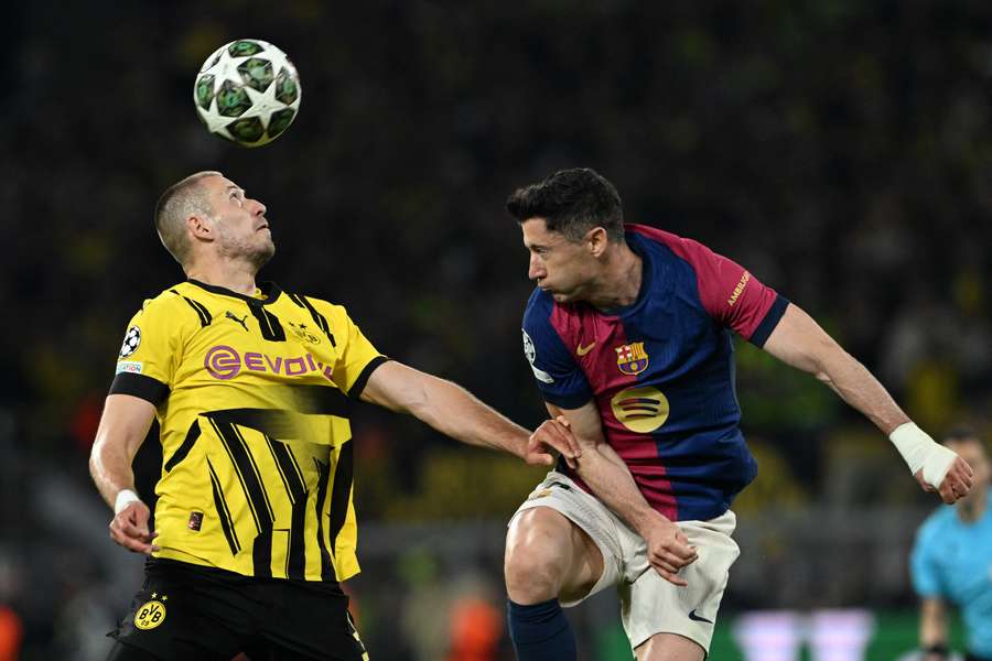 Robert Lewandowski (dcha.) en acción contra el Dortmund