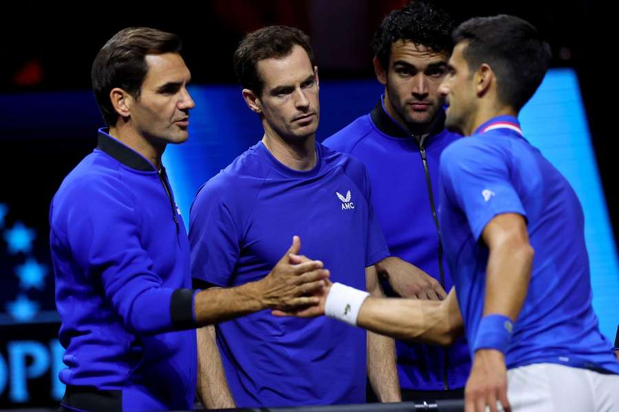 Federer saluda a Djokovic ante la atenta mirada de Murray