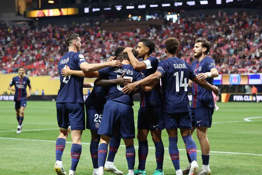 Joao Neves, autor de un doblete, felicitado por sus compañeros en el partido ante el Inter Miami