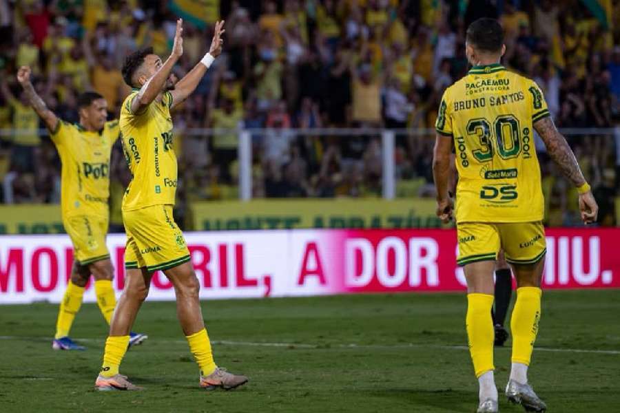 Eduardo fez os dois gols do Mirassol Eduardo fez os dois gols do Mirassol