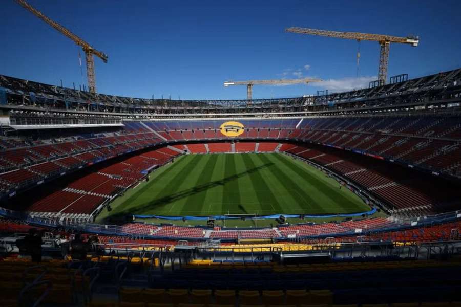 Pohled na zrekonstruovaný Camp Nou. Pohled na zrekonstruovaný Camp Nou.