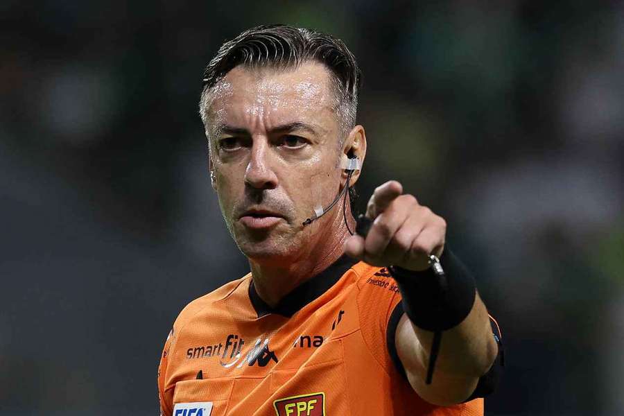 O árbitro Raphael Klaus em ação