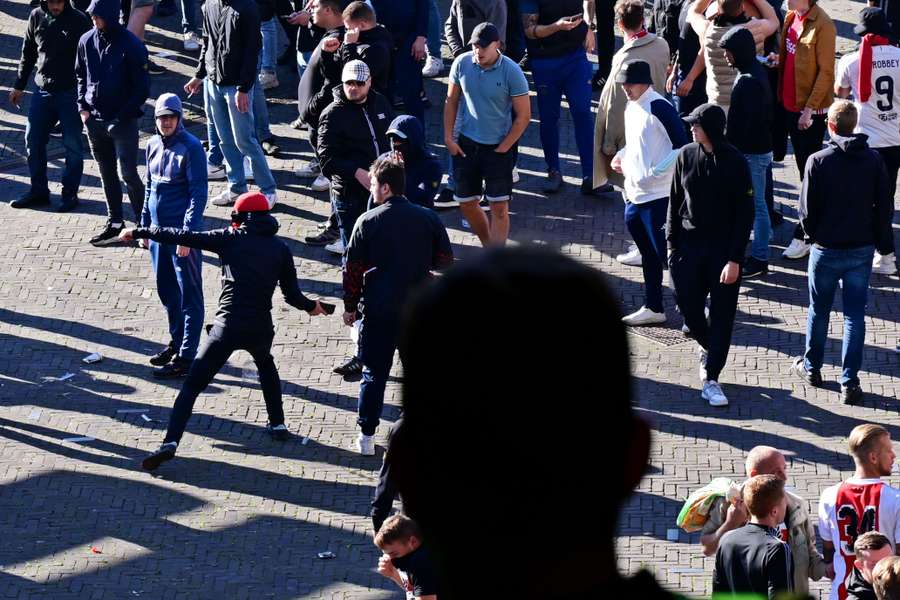 De politie gebruikt traangas om supporters die zich rond de Johan Cruijff ArenA hebben verzameld uiteen te drijven