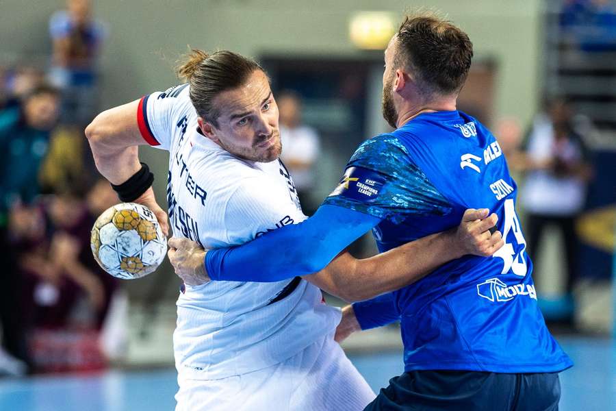 Karl Robin Tonnesen au duel avec un joueur de Plock, fin septembre. 