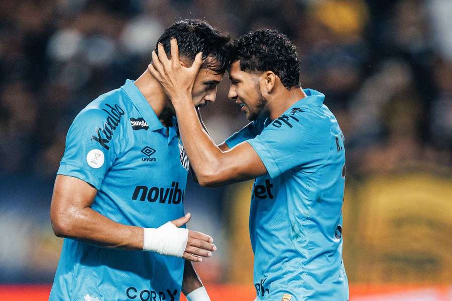 Rony (à direita) fez gol da classificação santista no meio de semana Rony (à direita) fez gol da classificação santista no meio de semana