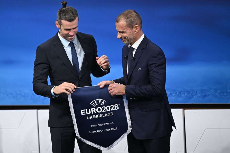 Aleksander Ceferin com Gareth Bale na atribuição do Euro-2028 às ilhas britânicas Aleksander Ceferin com Gareth Bale na atribuição do Euro-2028 às ilhas britânicas