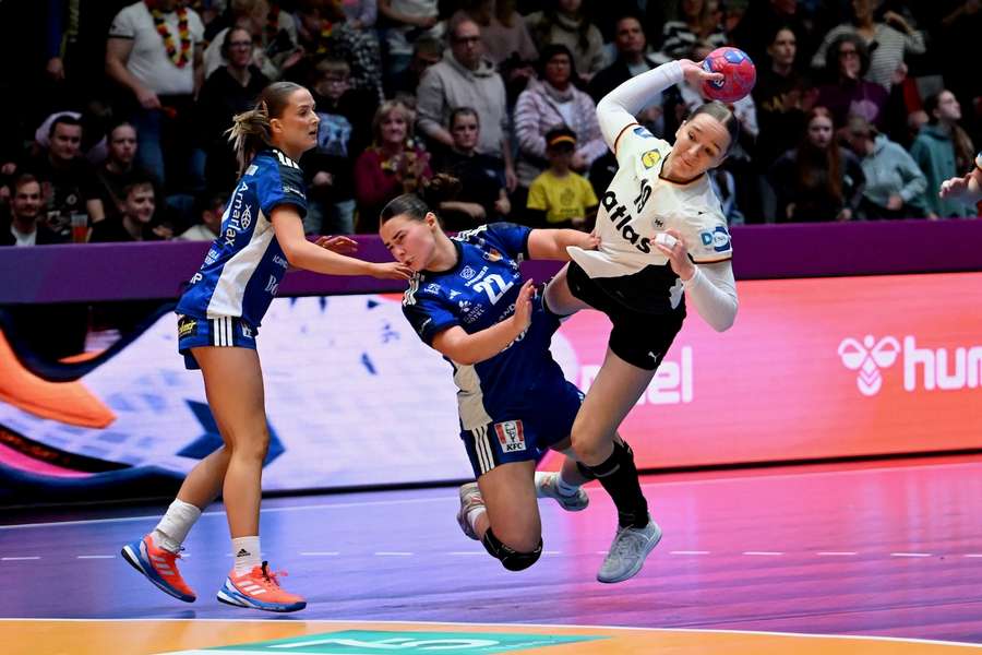 Nieke Kühne (r.) in Aktion für die deutschen Handball-Frauen gegen Island.