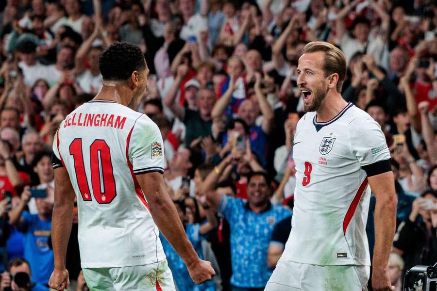 Jude Bellingham (vlevo) a Harry Kane, dva tahouni anglické reprezentace.