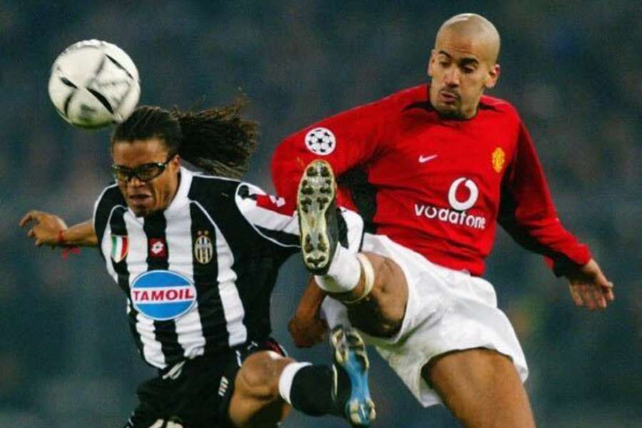 Juan Sebastián Verón ante Edgar Davids, en un Manchester United-Juventus de Champions