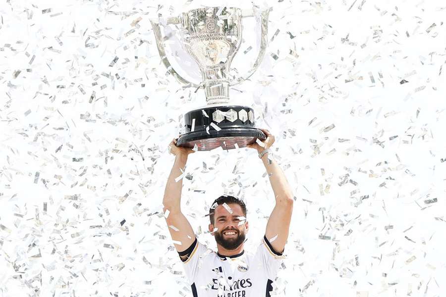 Nacho ergue o troféu Nacho ergue o troféu