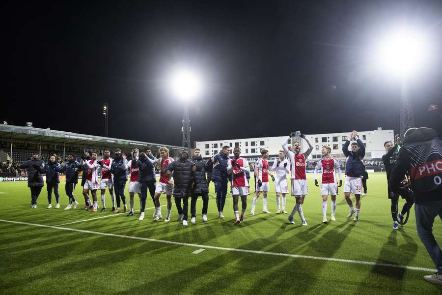 De spelers vieren het feestje met de meegereisde supporters