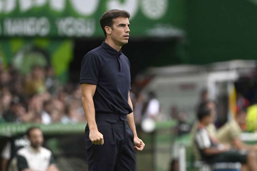 Iñigo Pérez dirige a su equipo ante el Racing