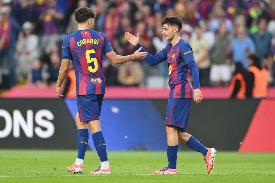 Pedri y Cubarsí celebran tras un gol