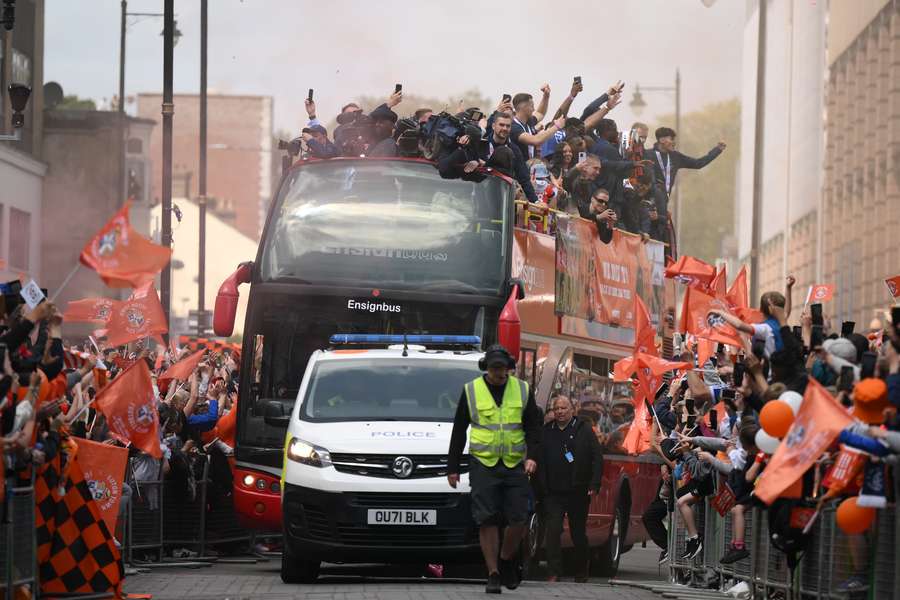 Zawodnicy i pracownicy klubu piłkarskiego Luton Town paradują ulicami Luton z trofeum play-off Championship w Luton