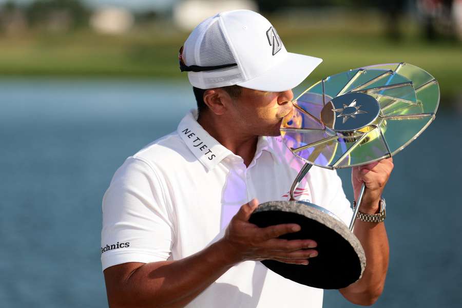 Kurt Kitayama y su trofeo.