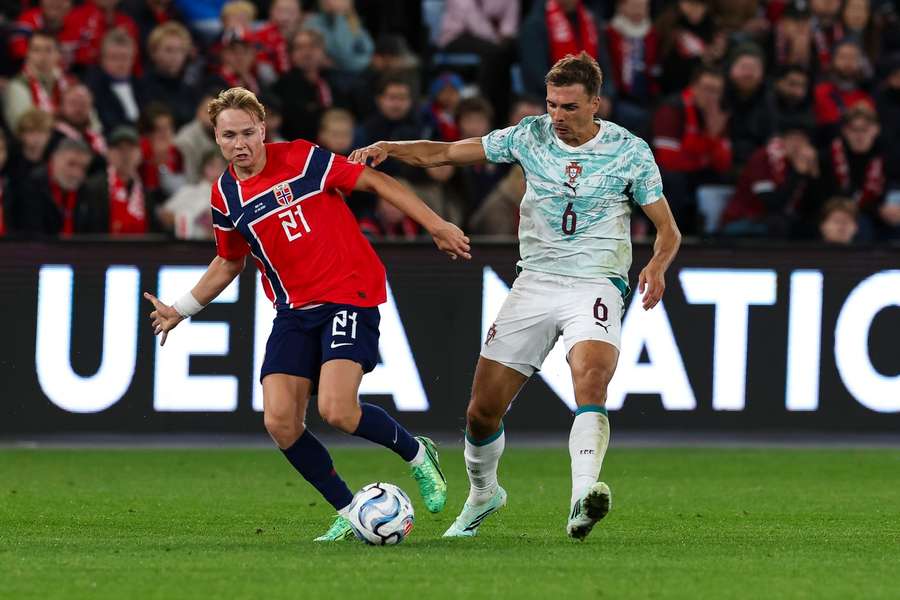 Schjelderup perante o companheiro de equipa João Palhinha no Noruega-Portugal Schjelderup perante o companheiro de equipa João Palhinha no Noruega-Portugal