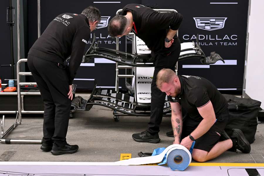 I meccanici della Cadillac durante i preparativi a Melbourne.
